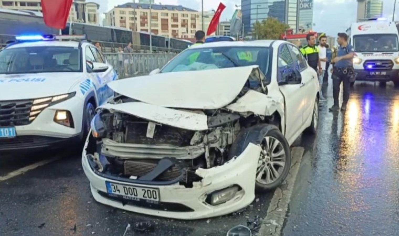 İstanbul Şişli’de otomobil İETT otobüsüne çarptı: 3 yaralı