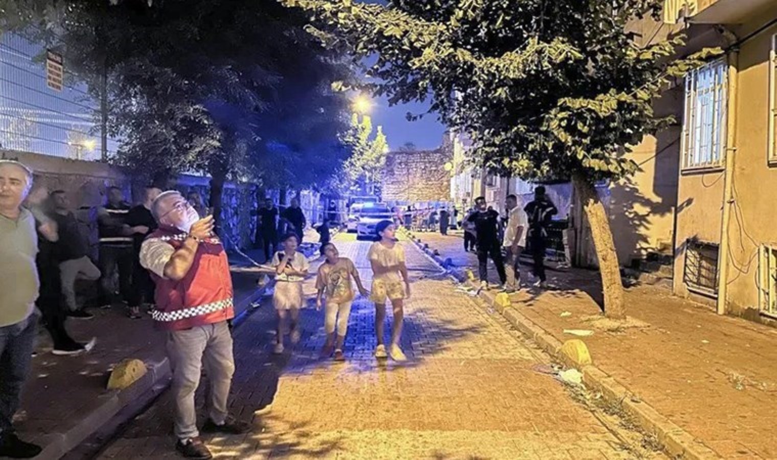 İstanbul’da 5 katlı binada çökme: Alt kata düşen kişi yaralandı