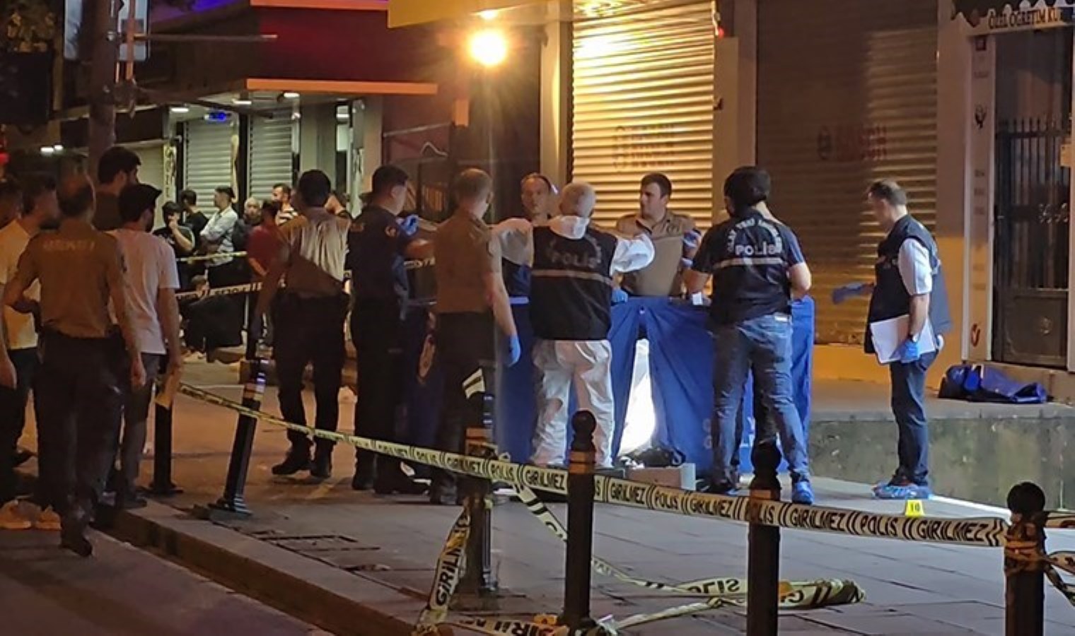 İstanbul’da hareketli gece… Bahçelievler’de caddede yürüyen 3 kişiye silahlı saldırı: 1 ölü, 1 yaralı