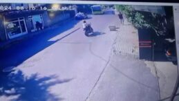 İstanbul’da İETT otobüsü motosikletliye çarptı: Kaza anı kamerada!