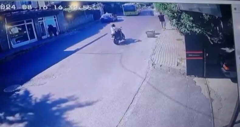 İstanbul’da İETT otobüsü motosikletliye çarptı: Kaza anı kamerada!