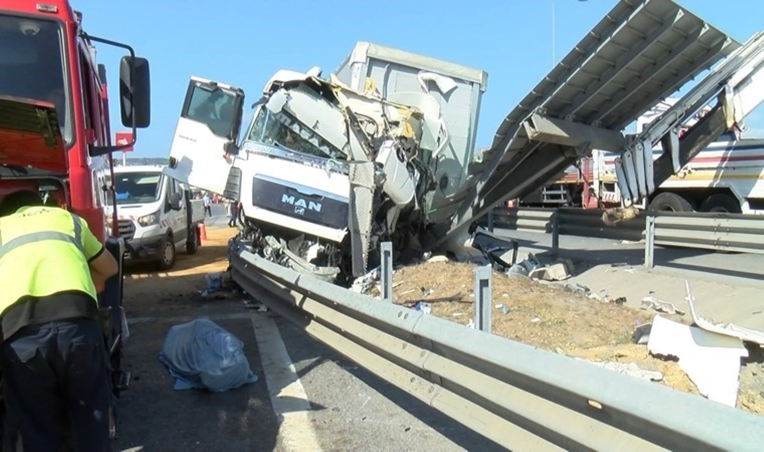 İstanbul’da korkunç kaza: Çekmeköy’de refüje çarpan TIR’ın şoförü hayatını kaybetti