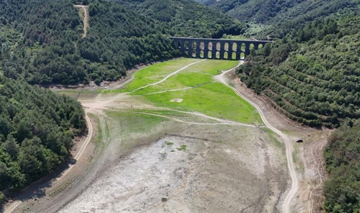 İstanbul’da kuruyan barajlar piknik alanı oldu