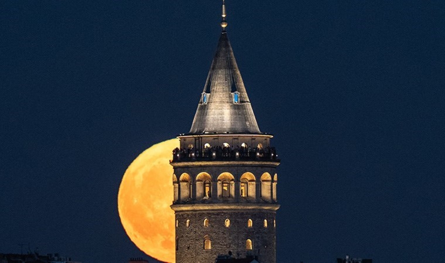 İstanbul’da ‘Süper Mavi Dolunay’ görsel şölen oluşturdu