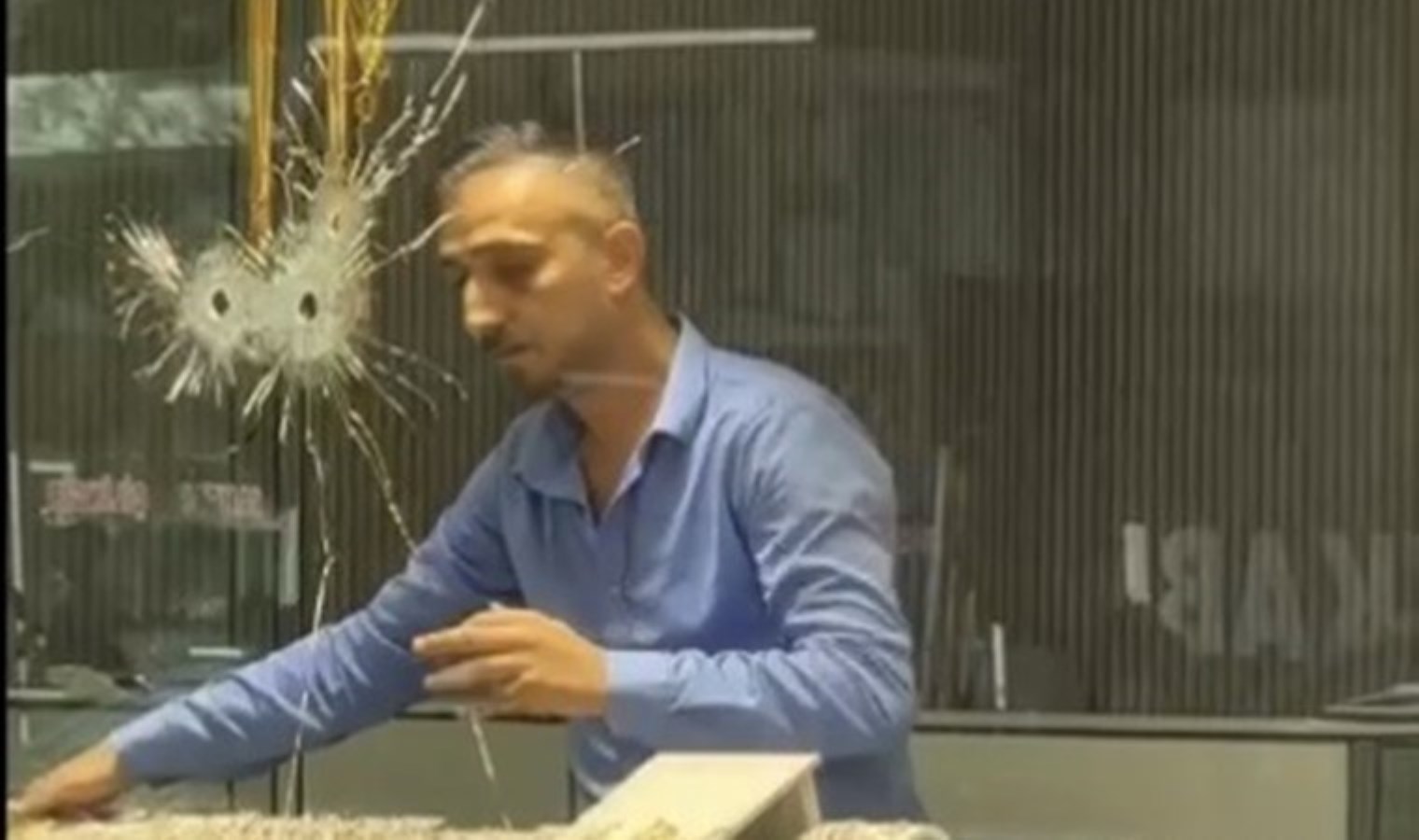 İşyerine silahla saldırdılar: Son anda kurtuldu!