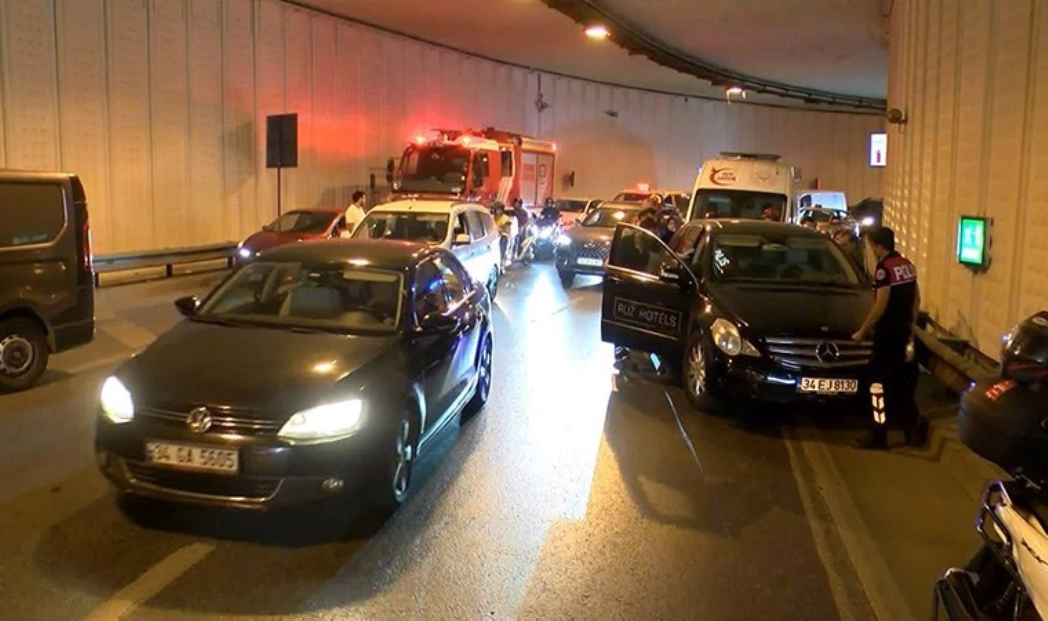 Kağıthane’de şoförünün baygınlık geçirdiği araba bariyerlere çarptı