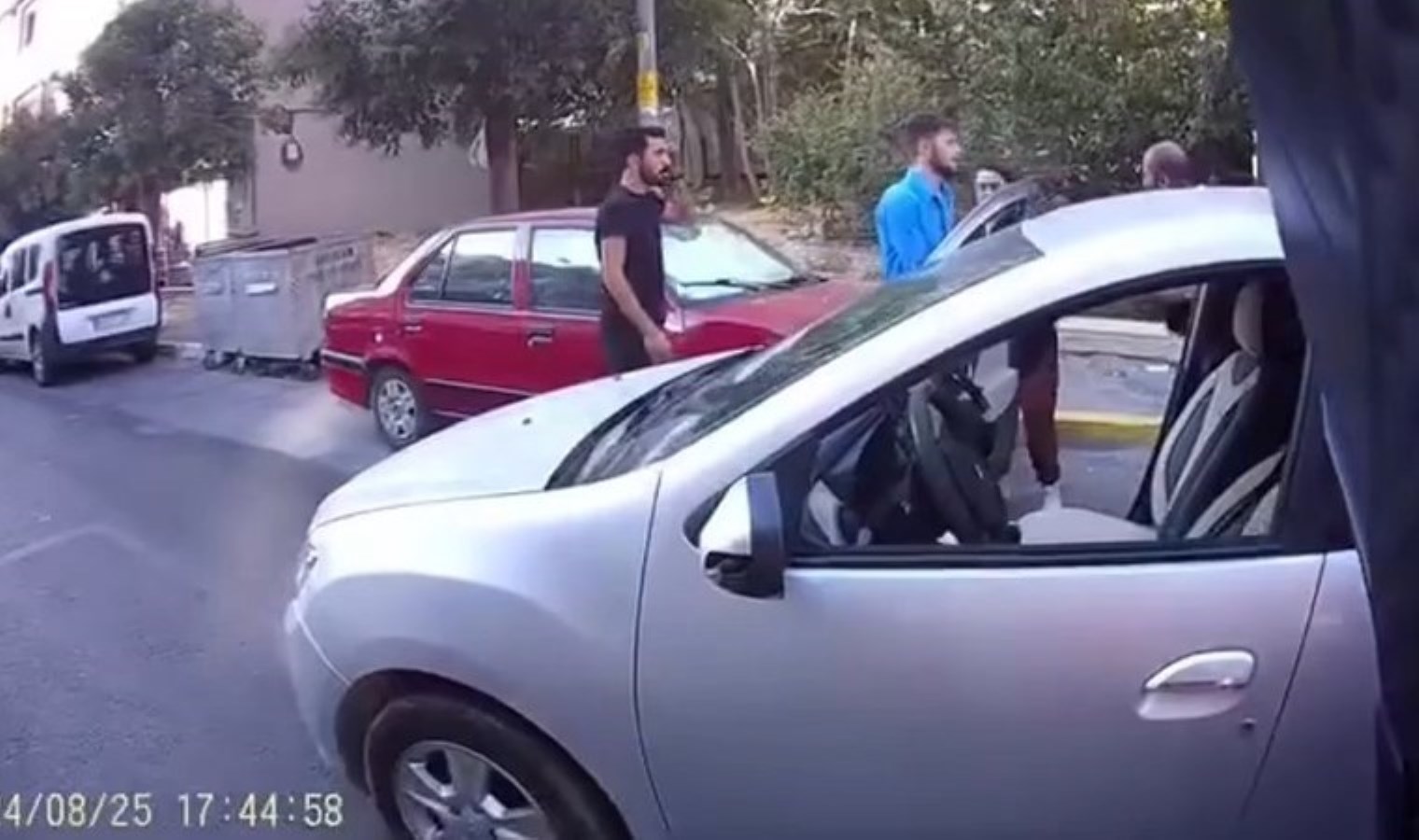 Kameraya yansıdı: Avcılar’da kazaya karıştı, olay yerinden kaçtı