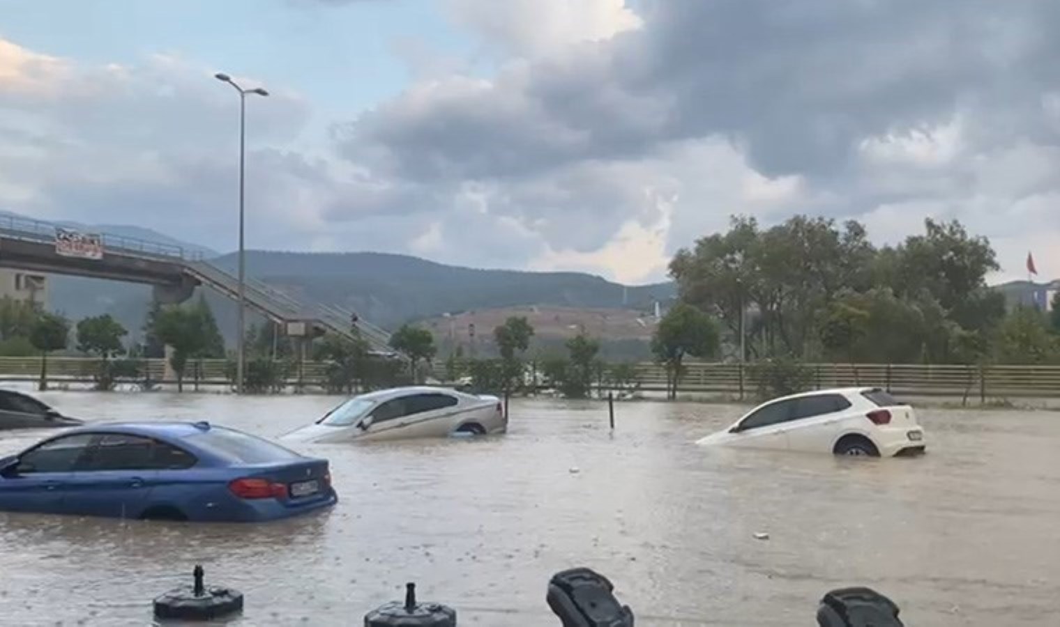 Karabük’te sağanak: Yollar göle döndü