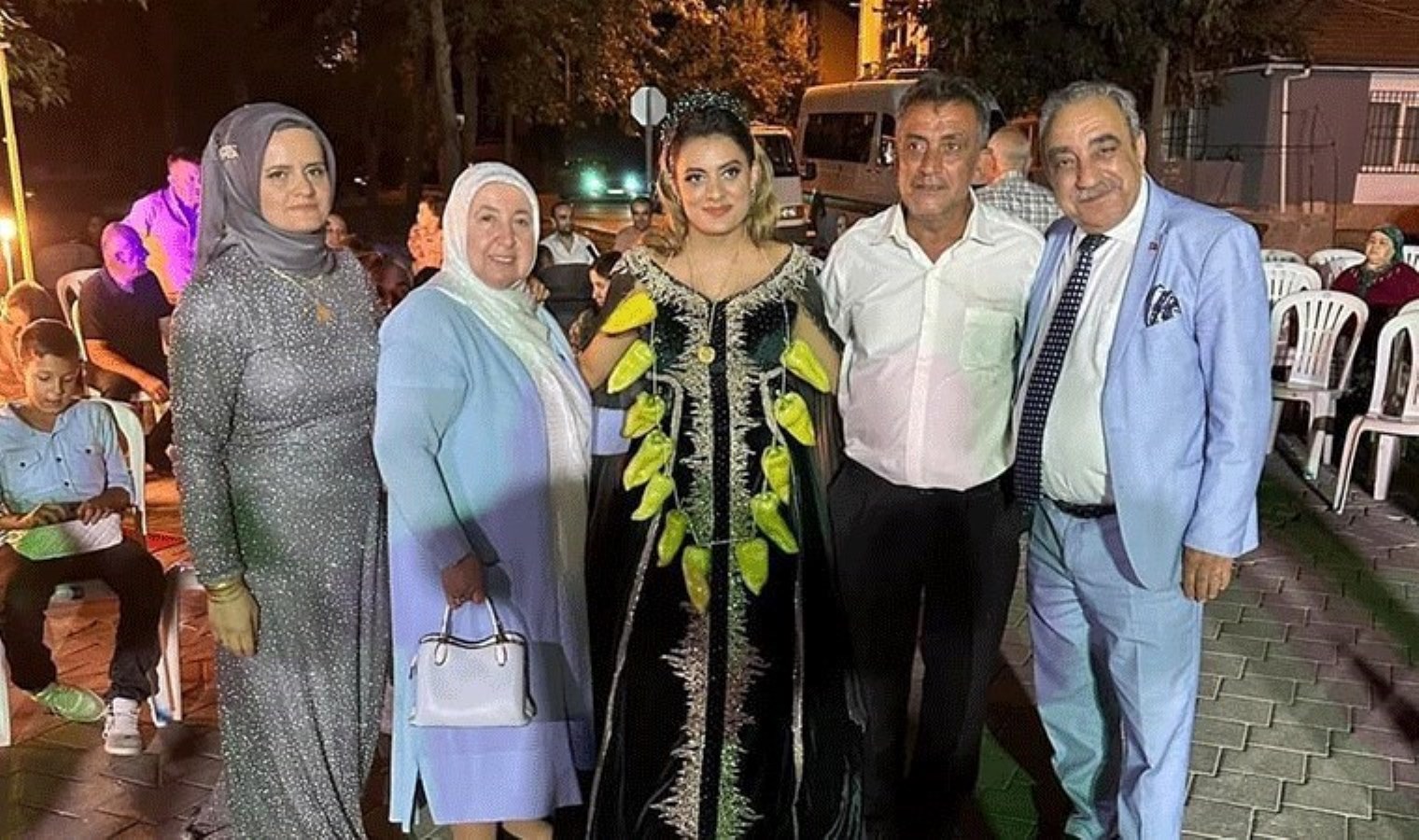 Karpuz üreticisi elinde kalan ürünleri davetiye olarak dağıttı: Belediye başkanı geline ‘kale biberi’ taktı