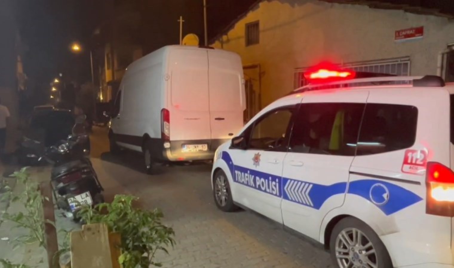 Kemalpaşa’da Silahlı Kavga: İki Genç Yaralandı