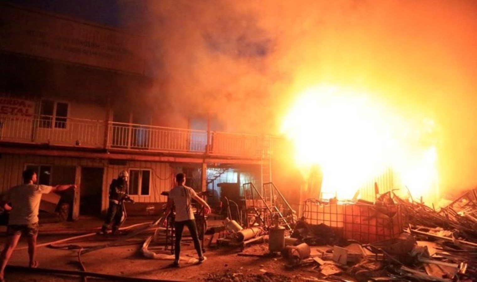 Kepez’de Geri Dönüşüm Tesisinde Yangın