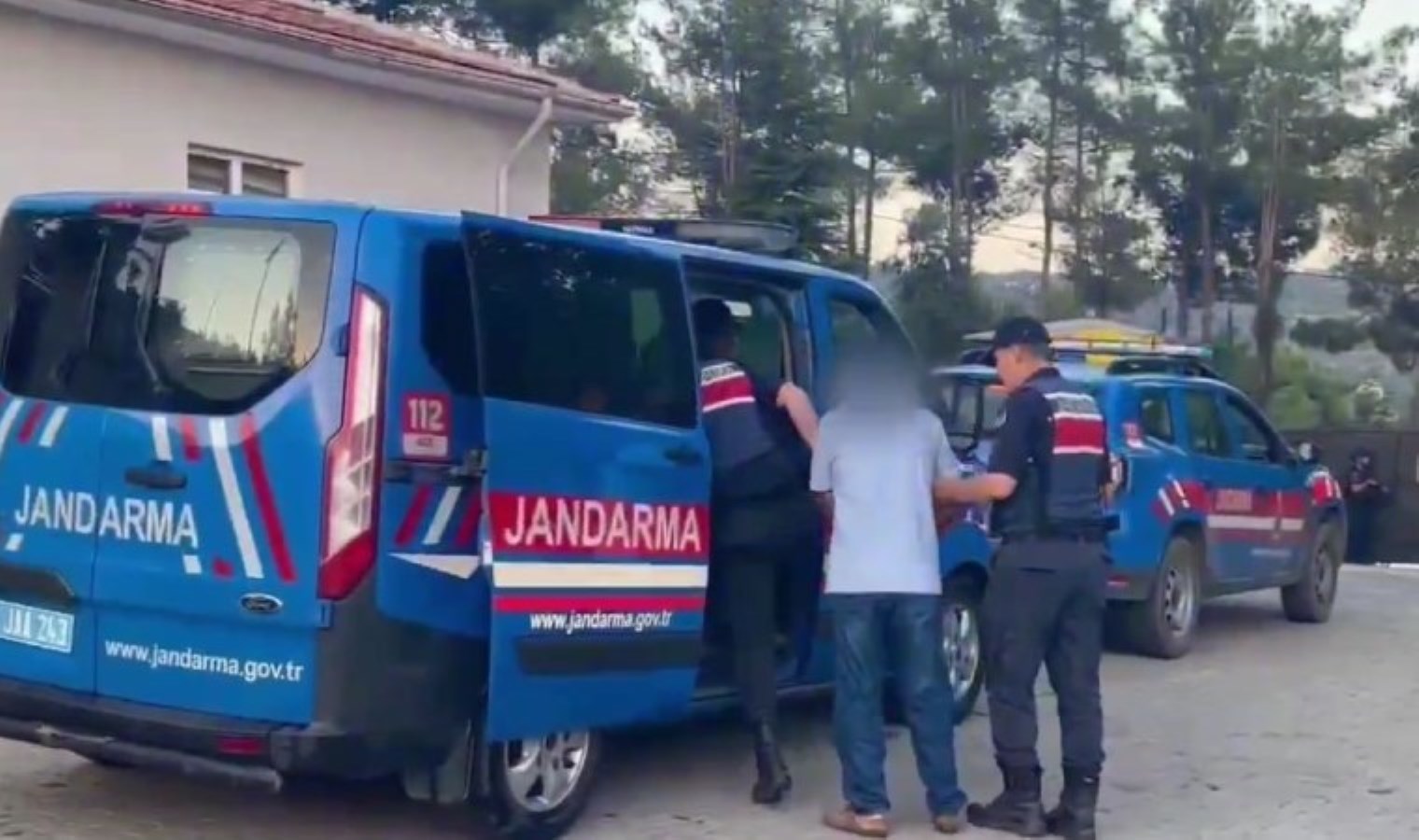 Kilis’te meskende sera sistemi ile uyuşturucu yetiştiren iki kuşkulu tutuklandı