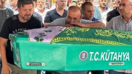 ‘Killer’ yazılı aracın çarpmasıyla ölen kızlarının tabutlarına sarılıp gözyaşı döktü