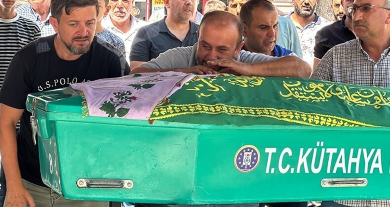 ‘Killer’ yazılı aracın çarpmasıyla ölen kızlarının tabutlarına sarılıp gözyaşı döktü