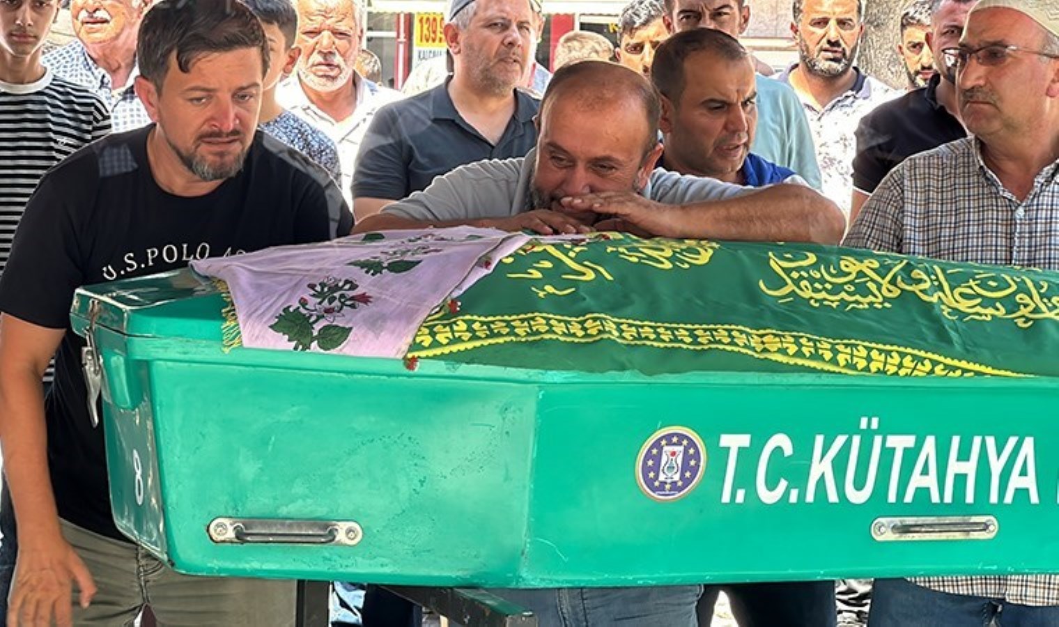 ‘Killer’ yazılı aracın çarpmasıyla ölen kızlarının tabutlarına sarılıp gözyaşı döktü