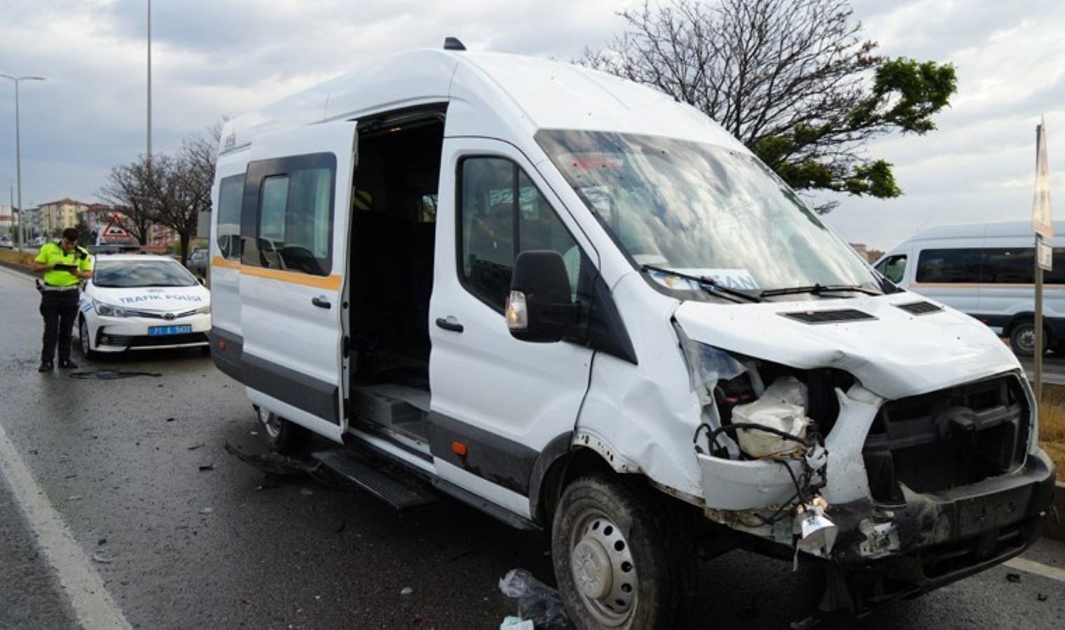 Kırıkkale’de işçi servisi ile otomobil çarpıştı: 11 yaralı