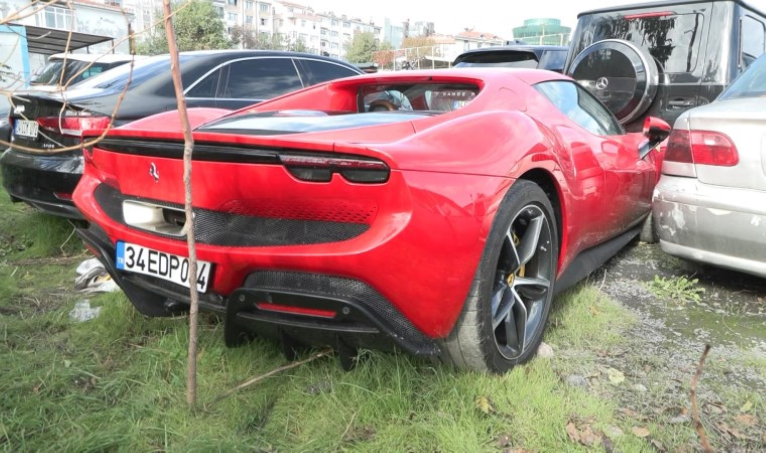 Kocaeli’de Yıllardır Bekleyen Çürüyen Araçlar