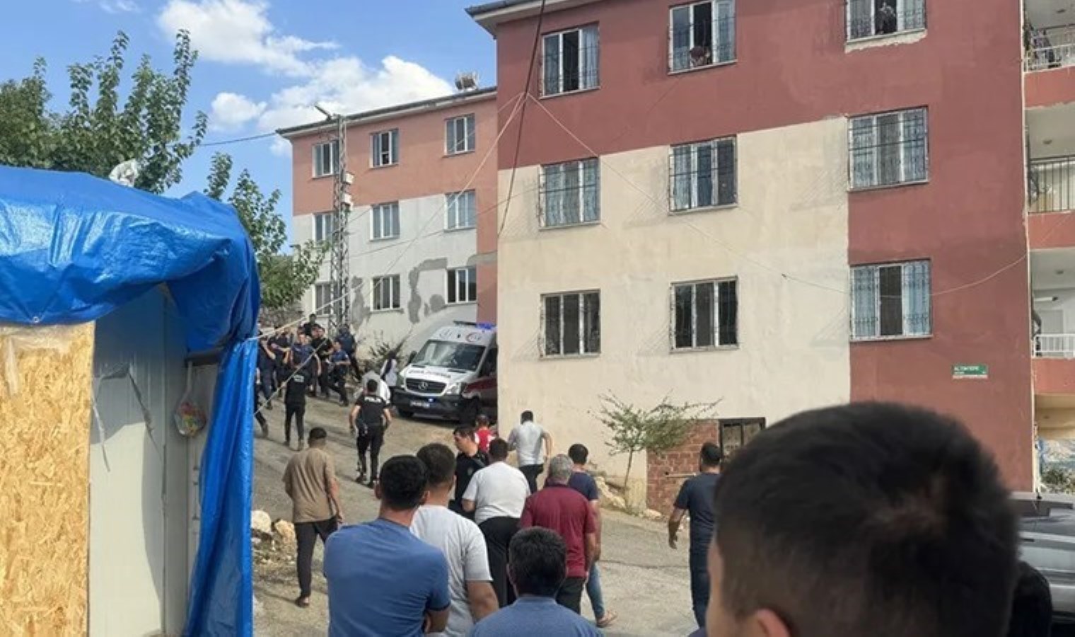 Komşuların ‘tadilat’ kavgası: 5 kişiyi bıçakladı