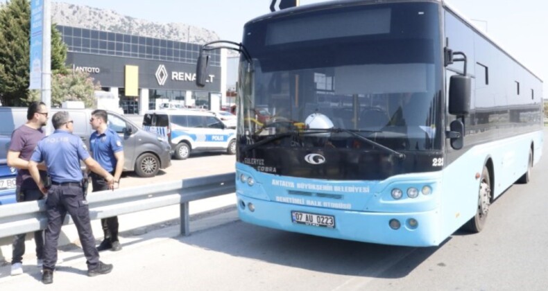 Konyaaltı’nda Halk Otobüsüne Çarpan Sürücü Olay Yerinden Kaçtı