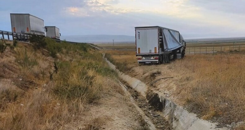 Konya’da yoldan çıkan TIR tarlaya girdi: 1 yaralı