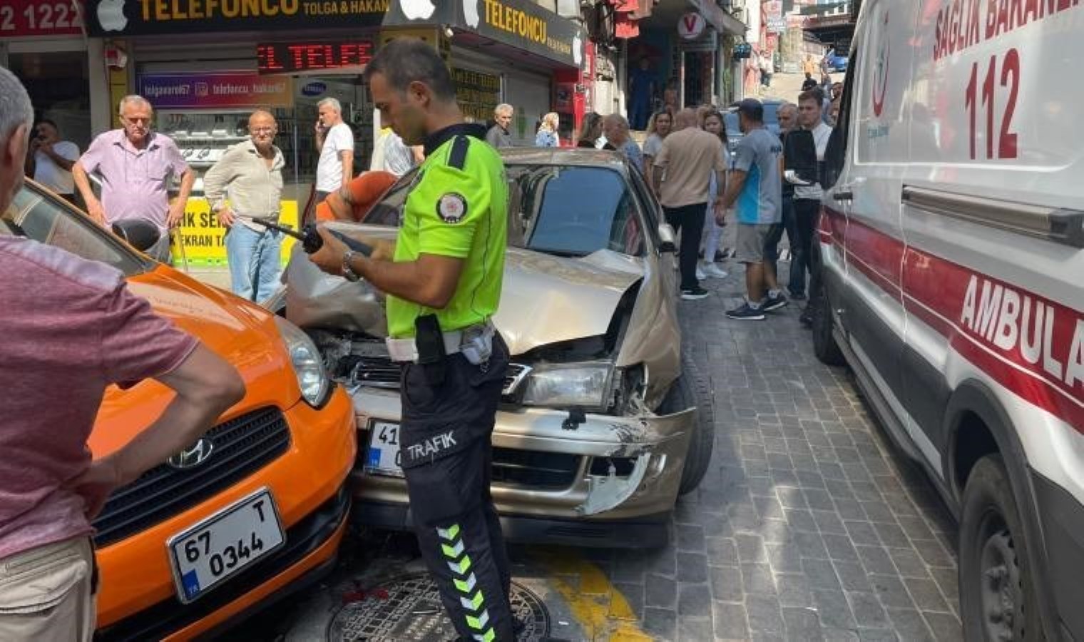 Kötüleşen şoför, evvel yayaya akabinde kamyonet ve taksiye çarptı