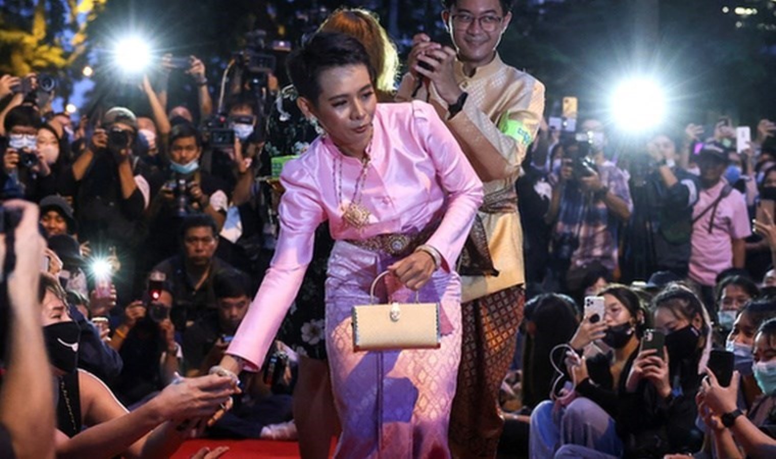 Kraliçeyi taklit eden aktiviste mahpus cezası