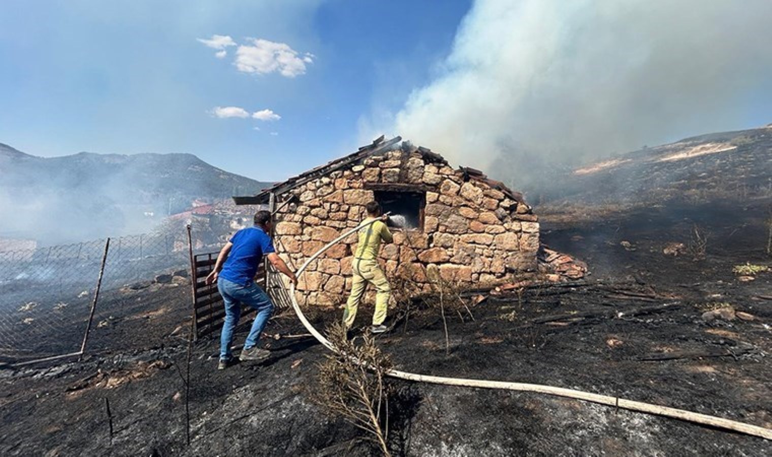 Kütahya’da ‘ot yangını’ paniği: Alevlerin sıçradığı 3 mesken ve samanlık yandı