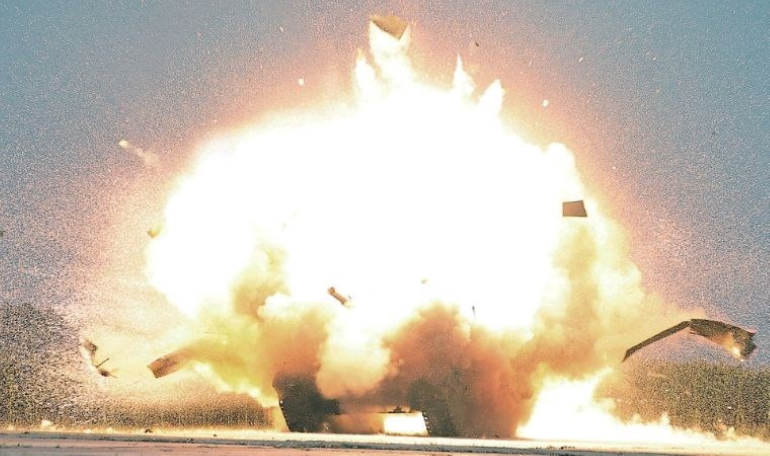 Kuzey Kore’den yeni silah: Kim Jong Un ‘intihar dronlarını’ denetledi