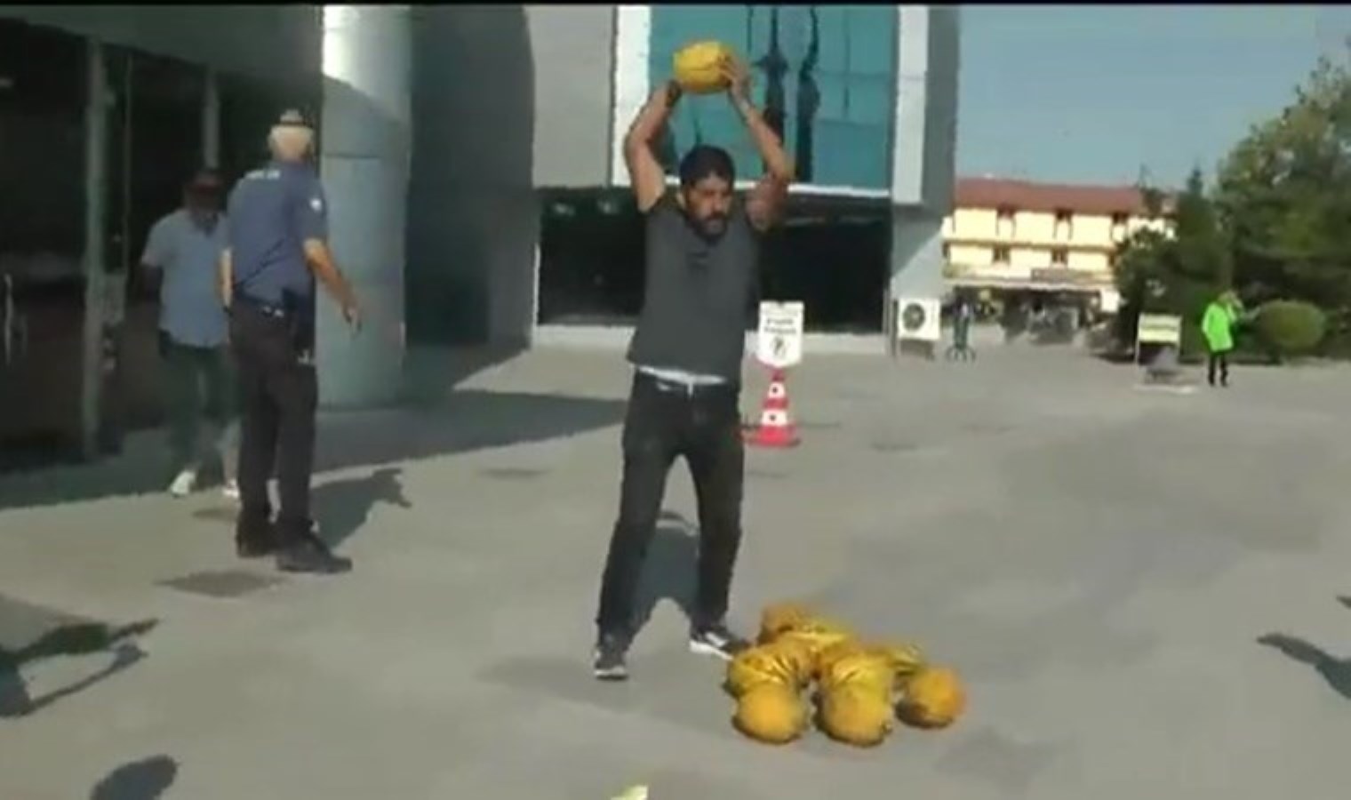 ‘Malıma çöktüler’ dedi! AKP’li belediyenin önünde isyan etti