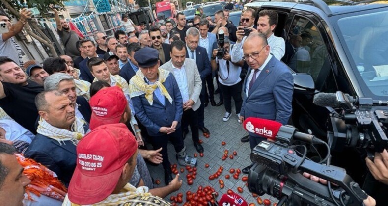 Manisalı çiftçiler CHP lideri Özel’in önüne domates döktü: ‘Bizi kurtaracak olan siz varsınız, seçimi hızlandıralım’