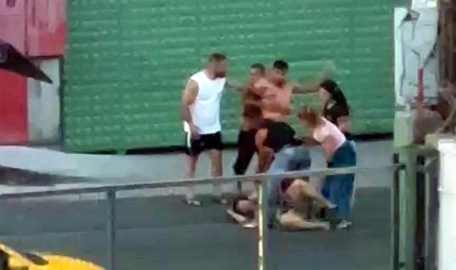 Manisa’nın ardından şimdi de İstanbul… Avcılar’da erkek vahşeti: Kadını yumrukladı, yerde sürükledi, defalarca sopayla vurdu!