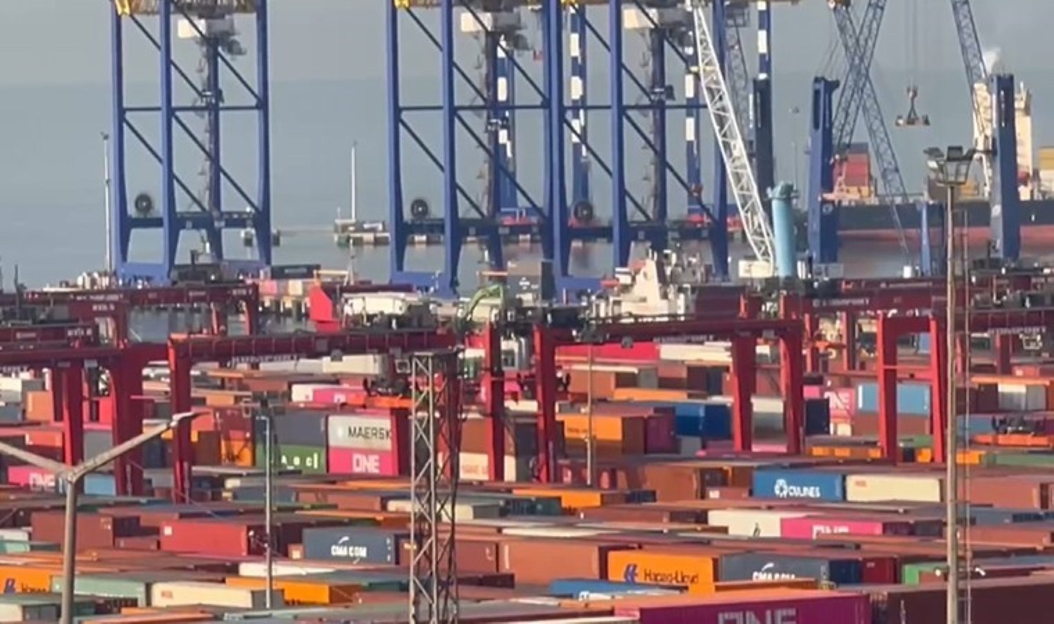 Marmara Denizi’nde makine arızası yapan Ro-Ro gemisi Ambarlı Limanı’na çekildi