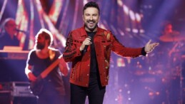 Megastar Tarkan’ın Yaz Sezonuna Dönüşü ve Minik Hayranıyla Anısı