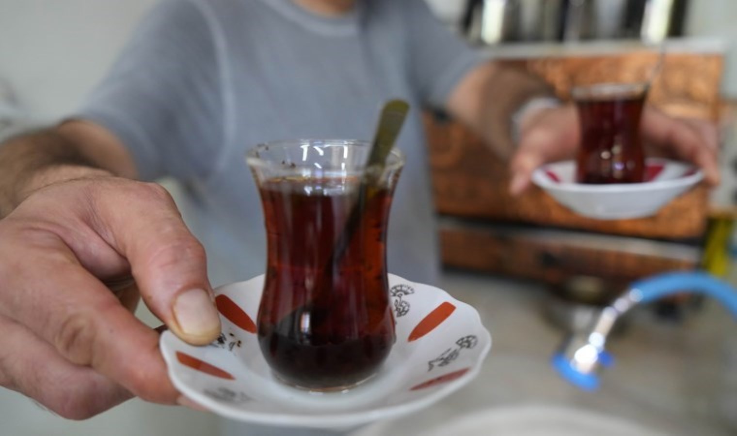 Menemenin ‘soğan’ tartışmasına çayın ‘suyu’ eklendi: Çay soğuk suyla mı demlenir, sıcak suyla mı?