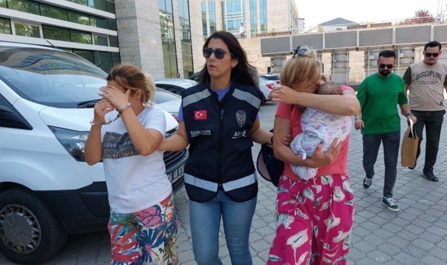 Meskenden ziynet eşyası ve para çalan hırsızlar yakalandı