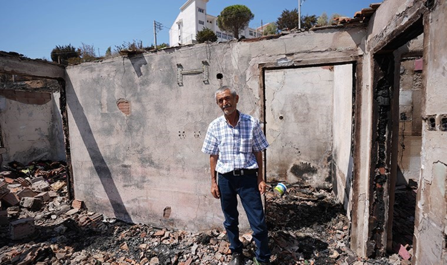 Meskeninin yanması nedeniyle göç ettiği İzmir’de yangın yeniden onu buldu