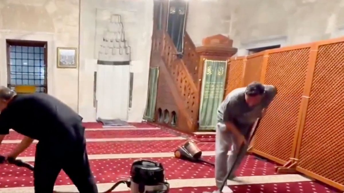 Mesut Özil Üsküdar’da cami temizlerken görüntülendi