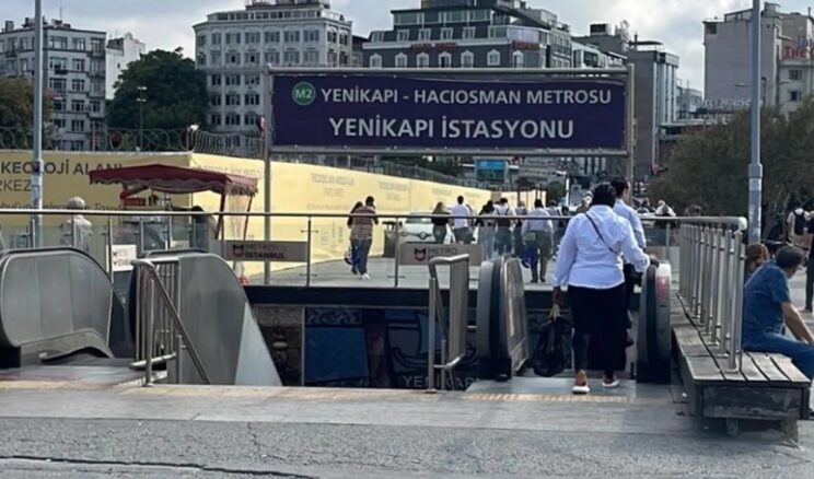 Metro durağında sahipsiz köpek ısırdı: İrlandalı turist İBB’ye dava açtı!