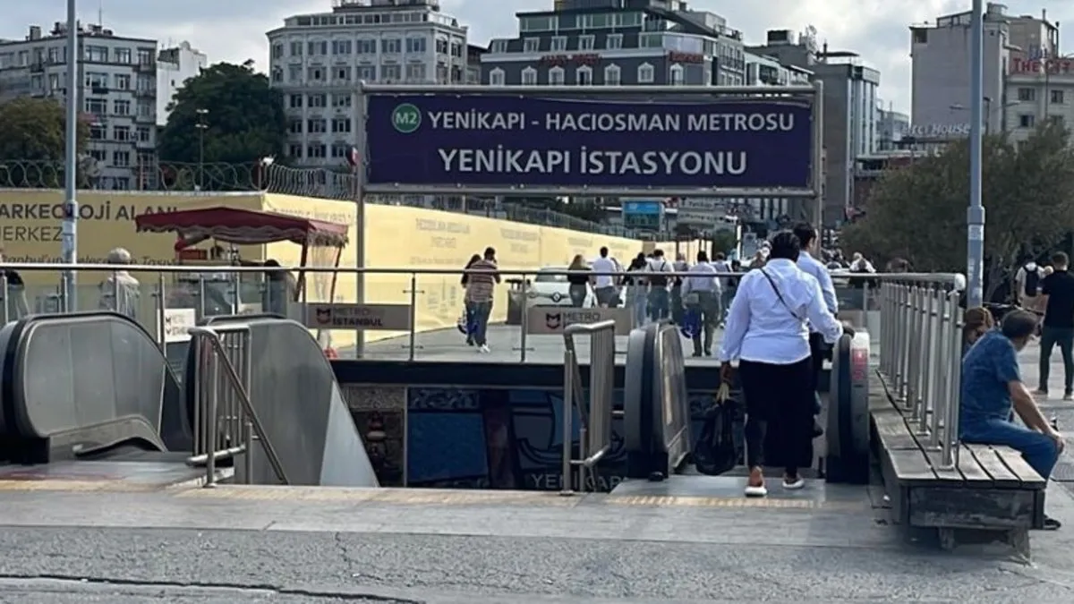 Metro durağında sahipsiz köpek ısırdı: İrlandalı turist İBB’ye dava açtı!