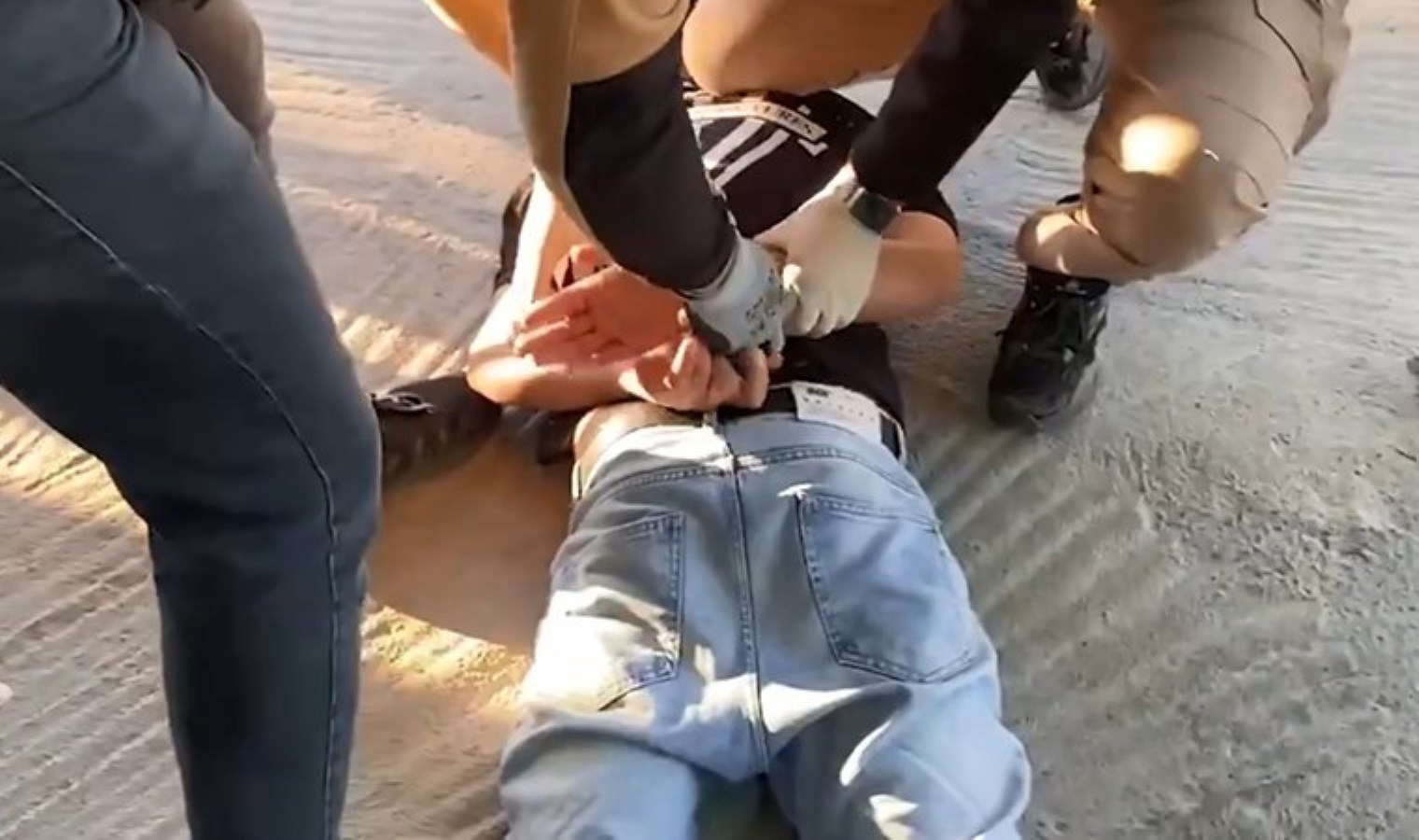 Midesinde taşıdığı 1 kilo uyuşturucuyla yakalandı