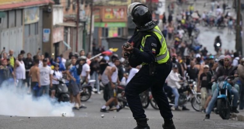 O ülkede seçim protestoları devam ediyor: Gözaltına alınanların sayısı bin 200’e çıktı