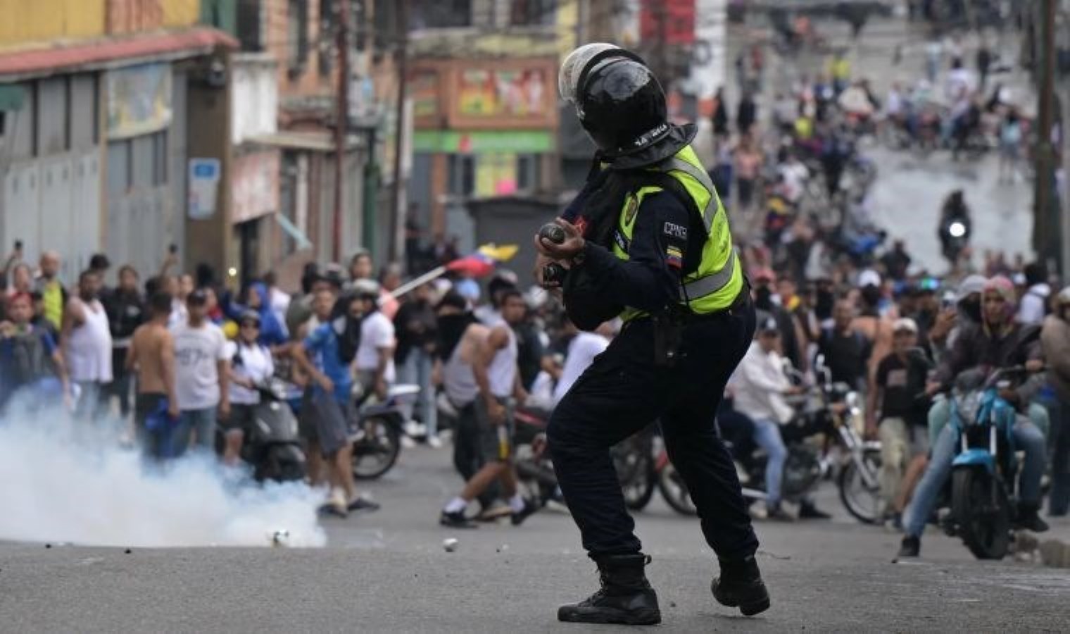 O ülkede seçim protestoları devam ediyor: Gözaltına alınanların sayısı bin 200’e çıktı