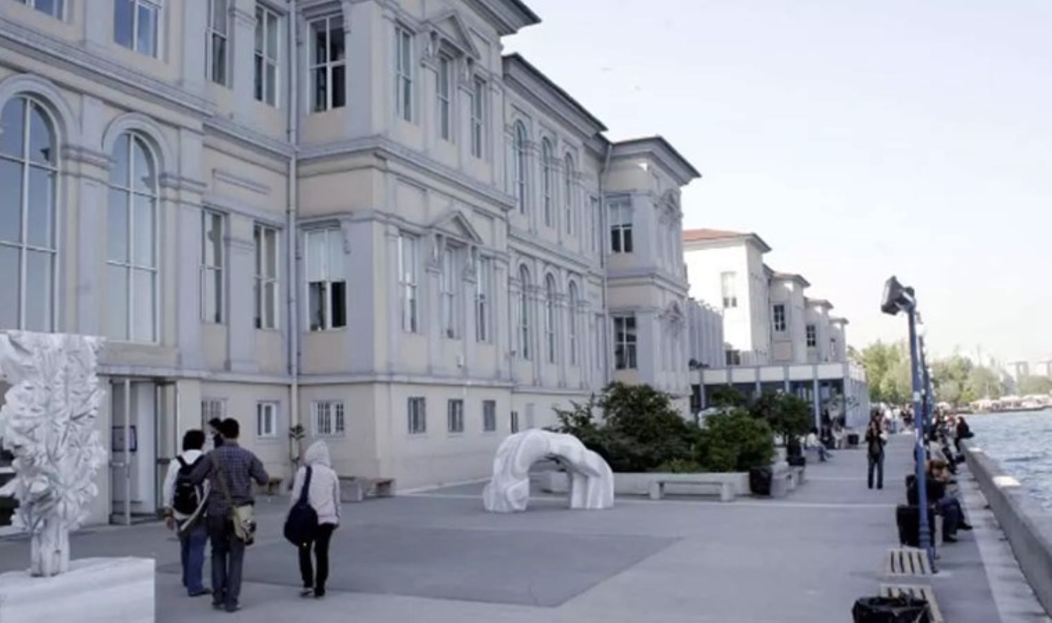 Öğrencilerin direnişi kayyuma geri adım attırdı: 1 yıl ertelendi!