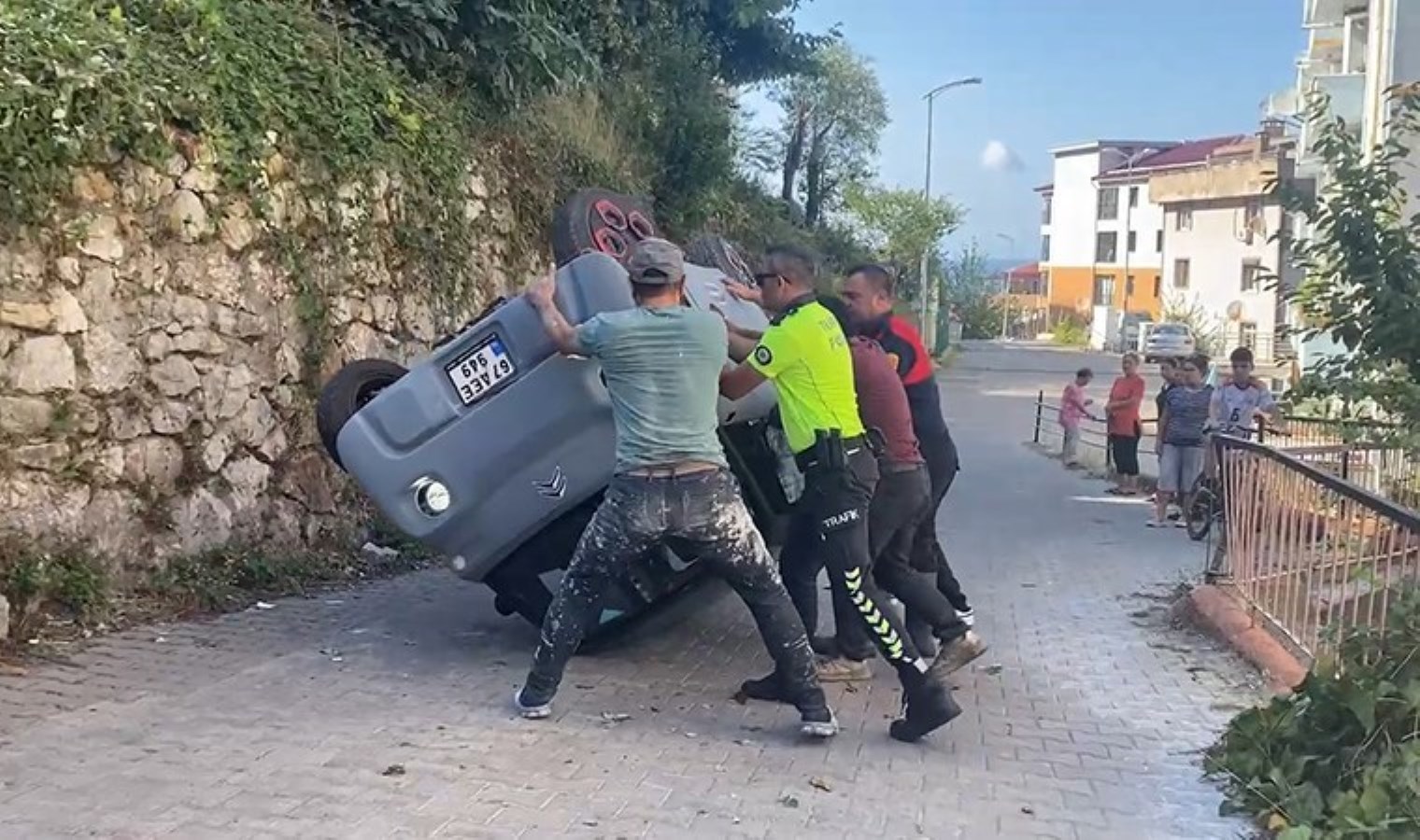Otomobil, 2 metre yükseklikten alt yola düştü: Sürücü yaralandı