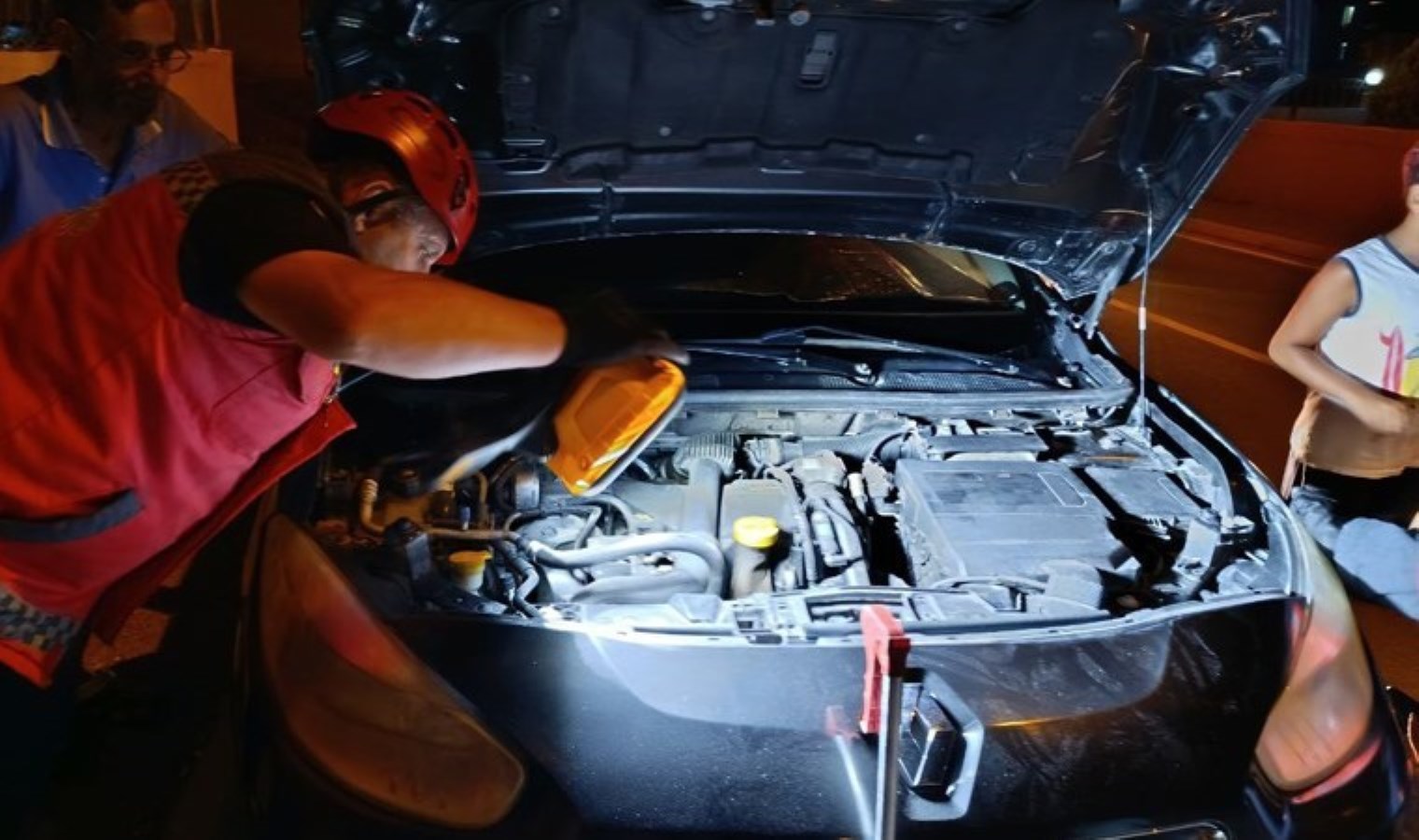 Otomobilde ‘yılan’ alarmı: Meraklı gözler arasında dakikalarca yılan aradılar