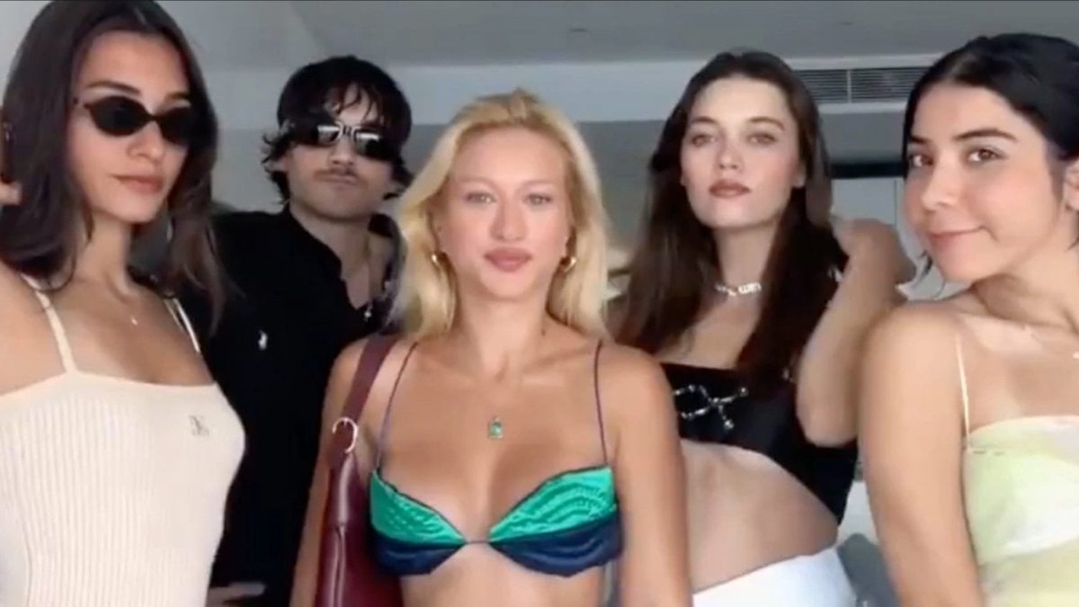 Oyuncu Afra Saraçoğlu’nun kız arkadaşlarıyla çektiği görüntü olay oldu!