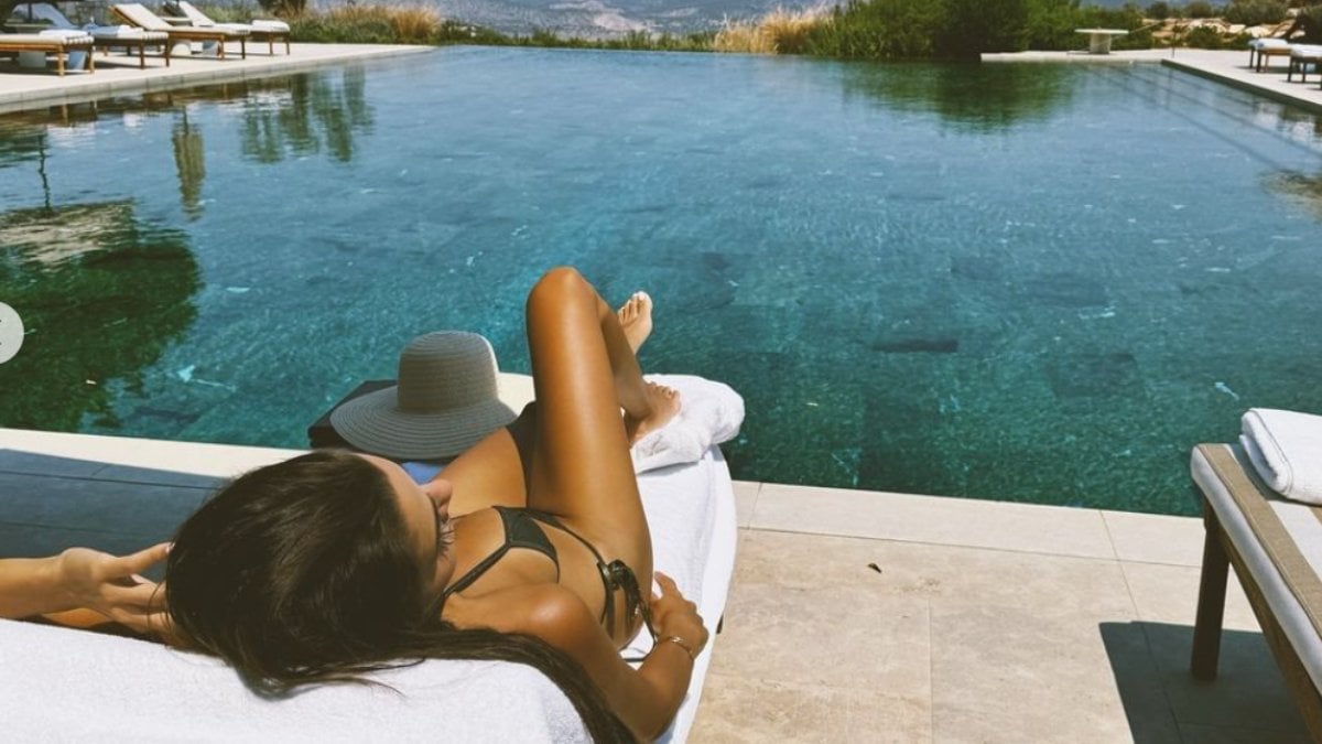 Oyuncu Hande Erçel artık de Atina’da! Yeni tatil pozlarına beğeni yağdı