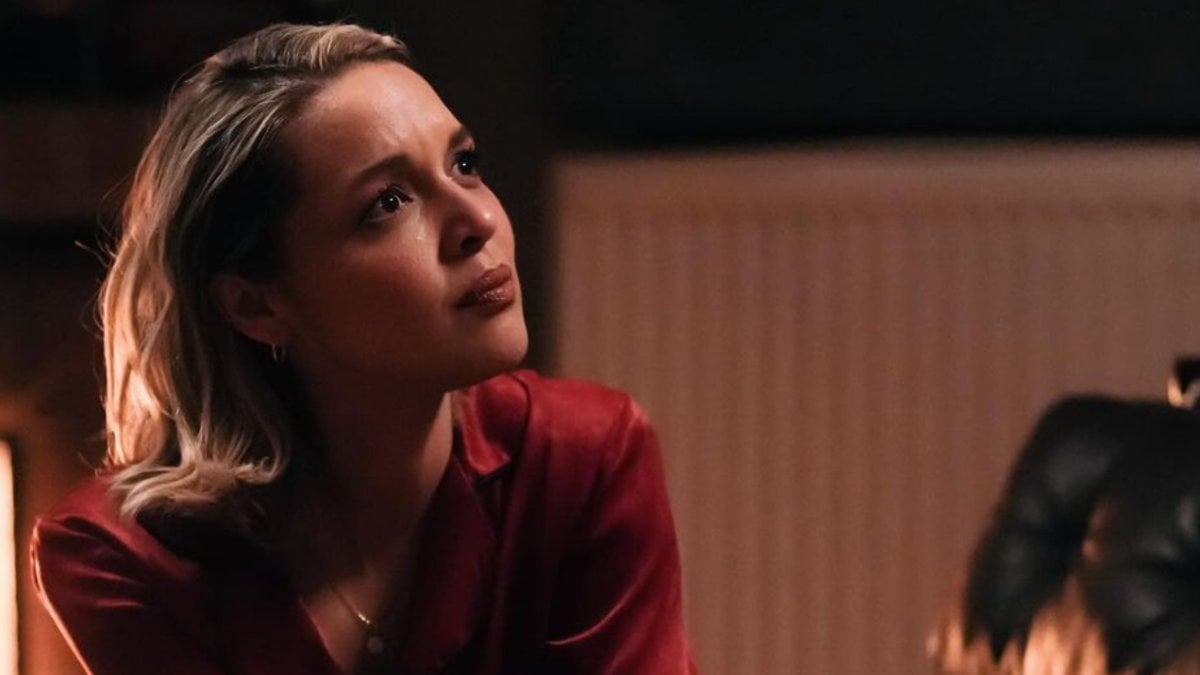 Oyuncu Seda Türkmen hayvan hakları afişini sırtına asıp gezdi! Yayınladığı görüntü toplumsal medyada gündem oldu