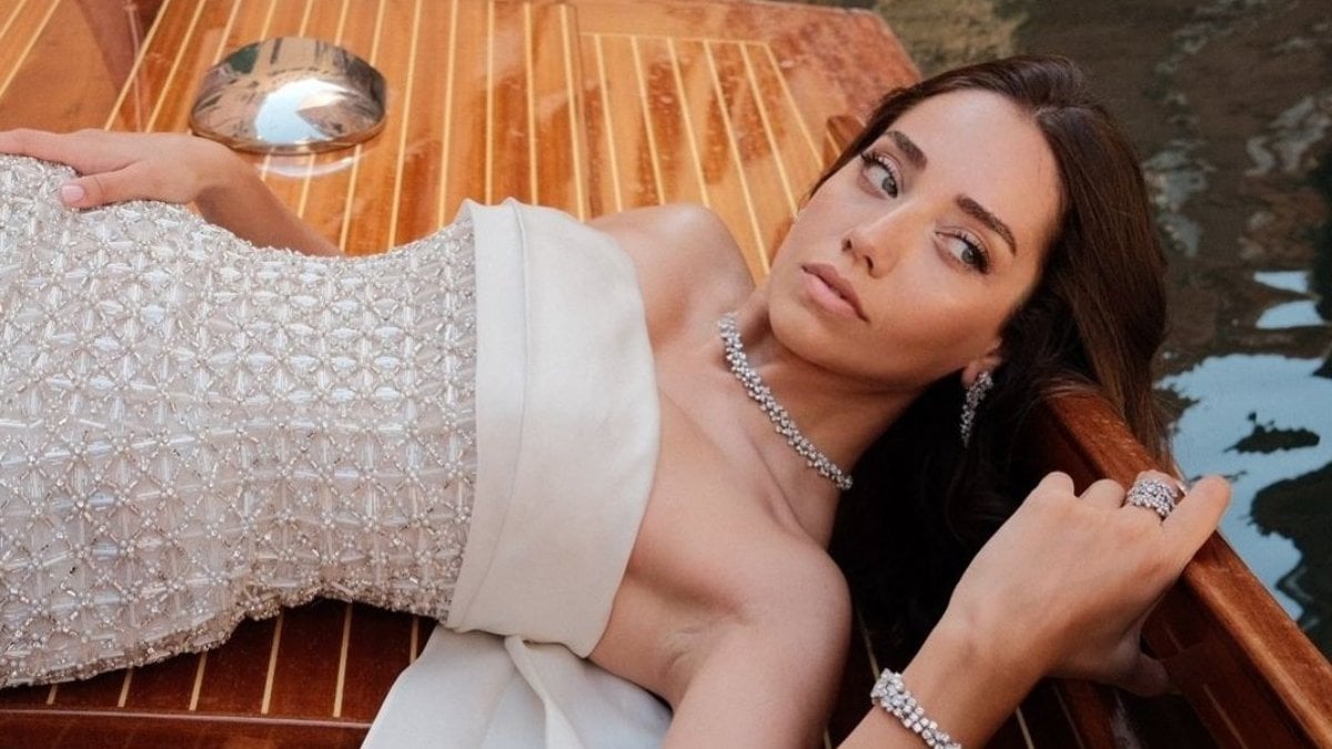 Özge Özacar 81. Venedik Film Festivali’nde! Güzelliğiyle dikkatleri üzerine çekti