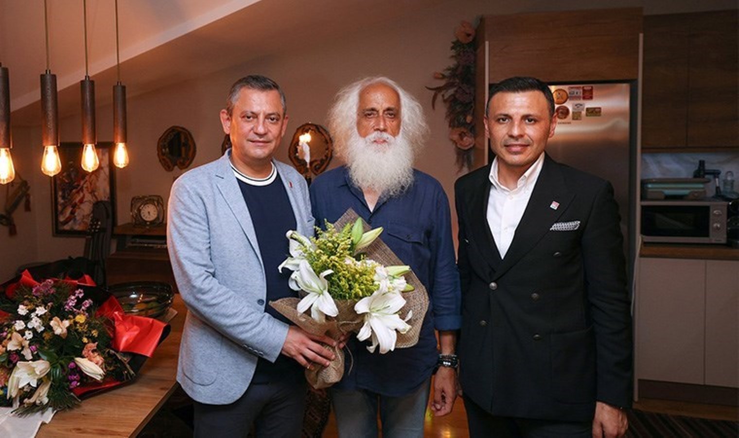 Özgür Özel, sanatçı Suavi’yi evinde ziyaret etti